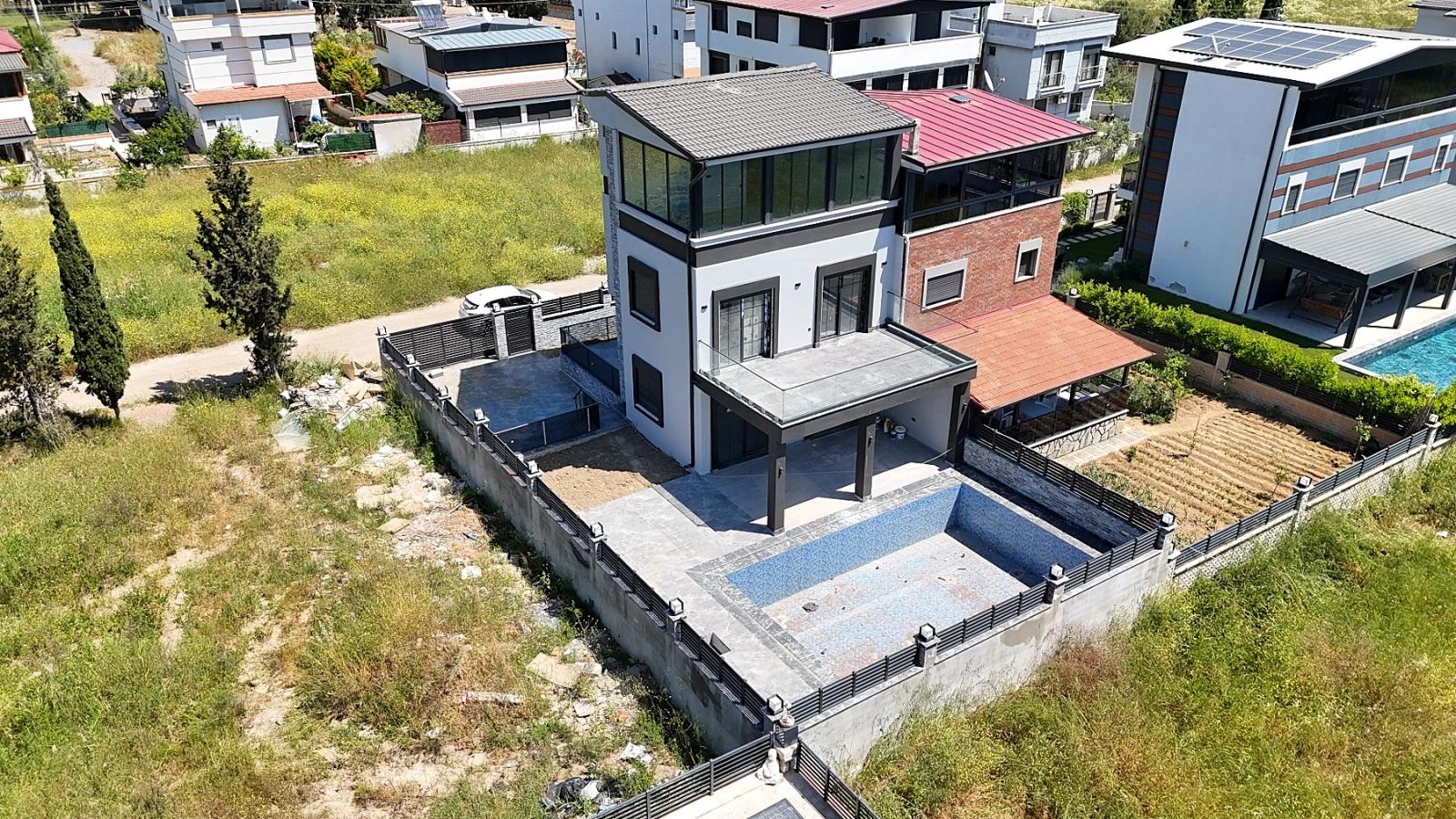 3+1 Freistehende Villa Mit Pool Zum Verkauf Im Stadtteil Cumhuriyet, Seferihisar, Izmir
