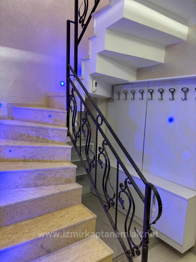 4+2 Maisonette-Wohnung Zum Verkauf Im Stadtteil Turabiye, Seferihisar, Izmir