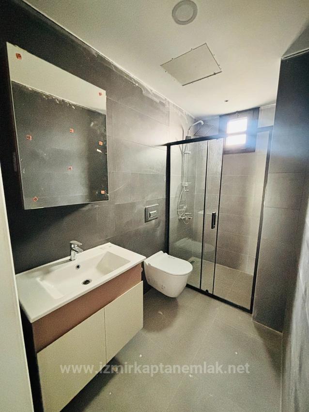 Gelegen In Einer Geschlossenen Wohnanlage Mit Swimmingpool Und Überwachungskameras Im Viertel Çolakibrahim Bey, Seferihisar, İzmir.