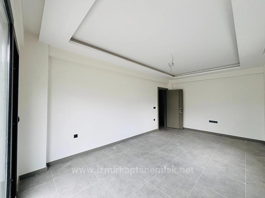 Gelegen In Einer Geschlossenen Wohnanlage Mit Swimmingpool Und Überwachungskameras Im Viertel Çolakibrahim Bey, Seferihisar, İzmir.