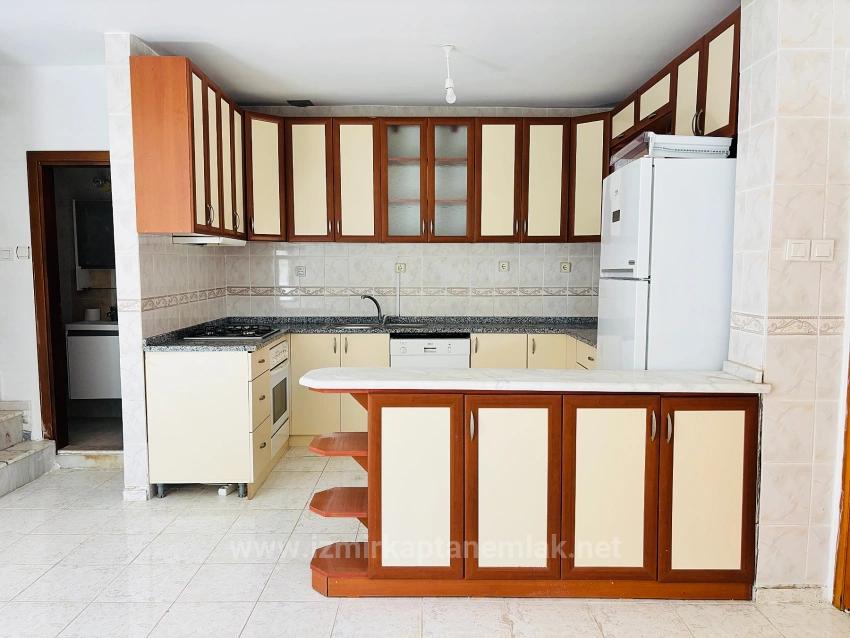 3+1-Zimmer-Villa Zum Verkauf Im Stadtteil Payamlı, Seferihisar, İzmir, 200 M Vom Meer Entfernt, Mit Großem Garten