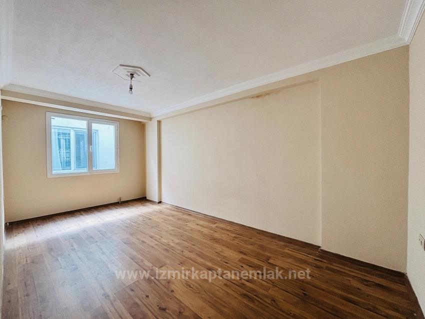 2+1-Zimmer-Wohnung Mit Geschlossener Küche, Nach Hinten Ausgerichtet, Bergblick, Im Stadtzentrum Von Bengiler, Seferihisar, Izmir