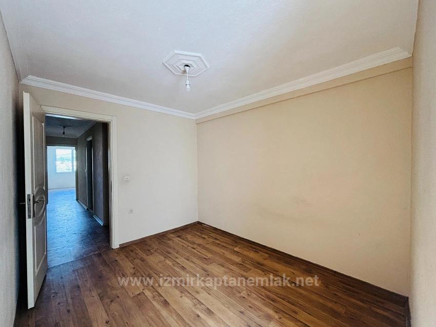 2+1-Zimmer-Wohnung Mit Geschlossener Küche, Nach Hinten Ausgerichtet, Bergblick, Im Stadtzentrum Von Bengiler, Seferihisar, Izmir