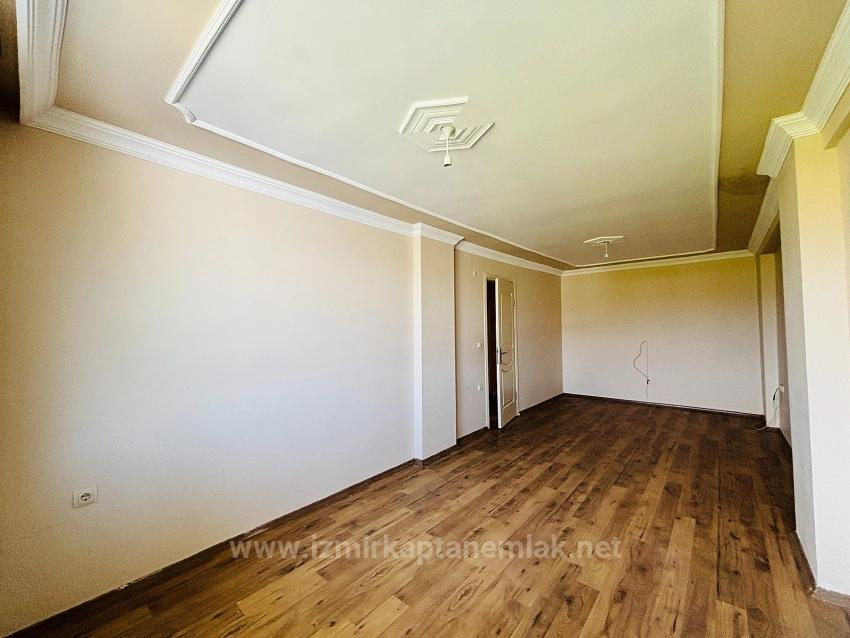 2+1-Zimmer-Wohnung Mit Geschlossener Küche, Nach Hinten Ausgerichtet, Bergblick, Im Stadtzentrum Von Bengiler, Seferihisar, Izmir