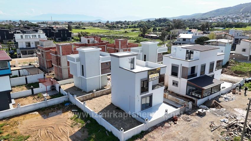 2+1 Freistehende Villa Mit Großem Garten Zum Verkauf Im Stadtteil Cumhuriyet, Seferihisar, Izmir