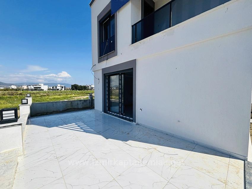 2+1 Freistehende Villa Mit Großem Garten Zum Verkauf Im Stadtteil Cumhuriyet, Seferihisar, Izmir