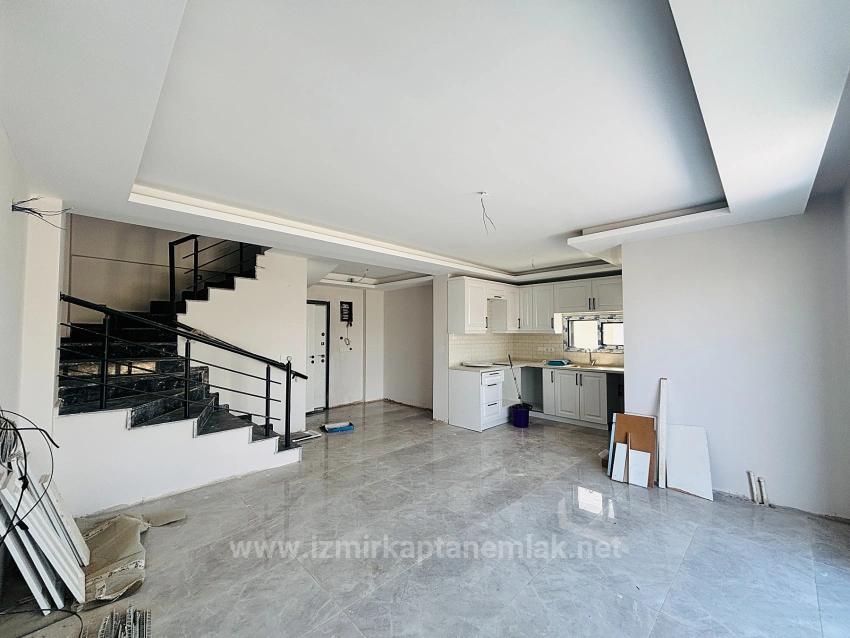 2+1 Freistehende Villa Mit Großem Garten Zum Verkauf Im Stadtteil Cumhuriyet, Seferihisar, Izmir