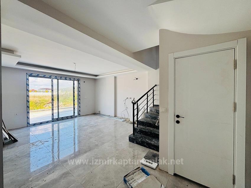 2+1 Freistehende Villa Mit Großem Garten Zum Verkauf Im Stadtteil Cumhuriyet, Seferihisar, Izmir