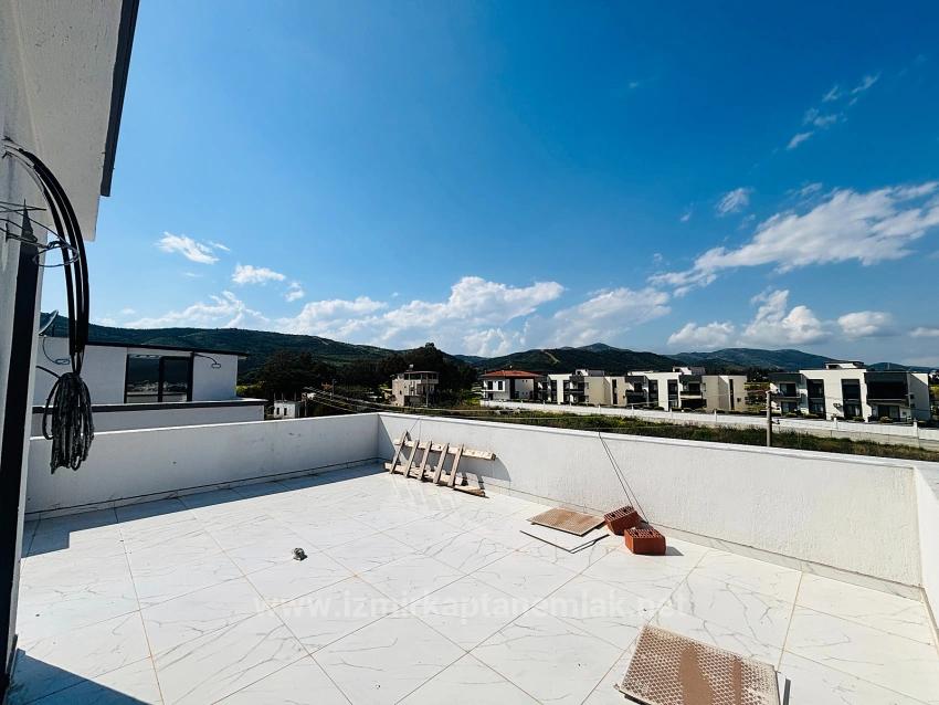 2+1 Freistehende Villa Mit Großem Garten Zum Verkauf Im Stadtteil Cumhuriyet, Seferihisar, Izmir