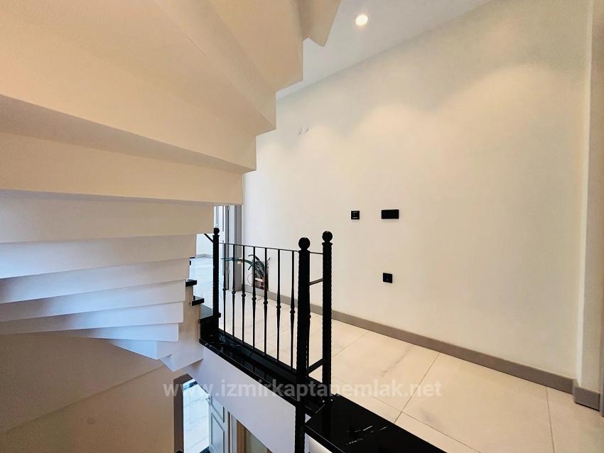 Freistehendes Haus Mit 3+1 Schlafzimmern, Smart-Home-System Und Pool, 100 M Vom Meer Entfernt Im Stadtteil Gümüldür, Menderes, İzmir.