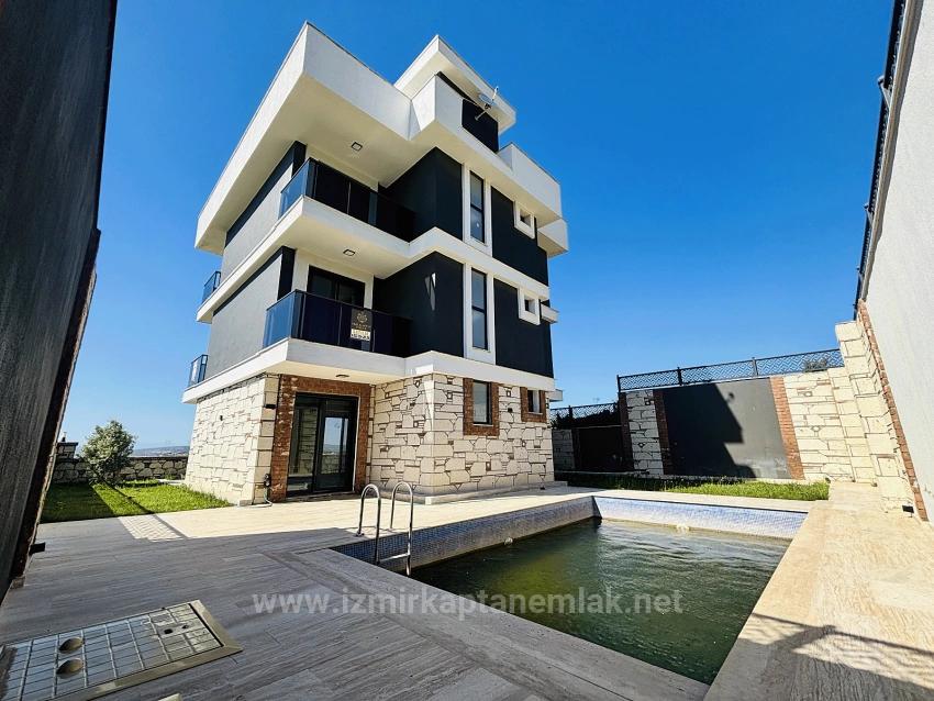 Meerblick, 5+1 Freistehende Triplex-Sommervilla Mit Pool In Akarca, Seferihisar, İzmir