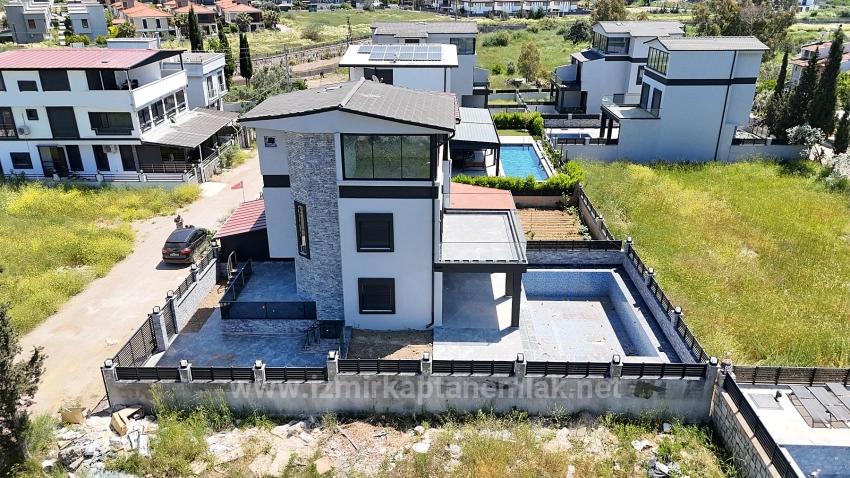 3+1 Freistehende Villa Mit Pool Zum Verkauf Im Stadtteil Cumhuriyet, Seferihisar, Izmir