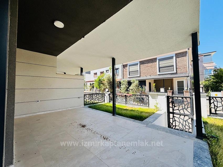 Doppelhaushälfte Zum Verkauf Im Stadtteil Payamlı, Seferihisar, İzmir, 350 M Vom Meer Entfernt, 3+1-Zimmer-Aufteilung.