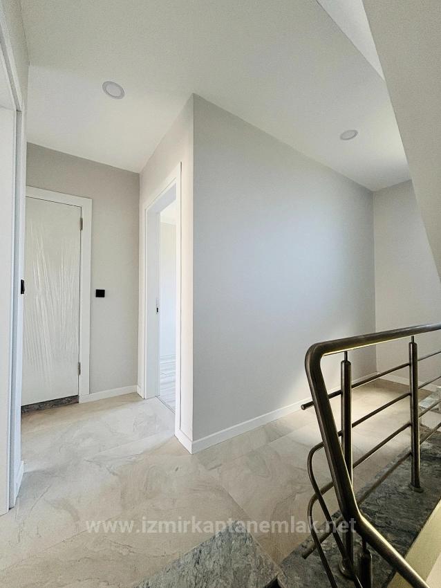 Doppelhaushälfte Zum Verkauf Im Stadtteil Payamlı, Seferihisar, İzmir, 350 M Vom Meer Entfernt, 3+1-Zimmer-Aufteilung.