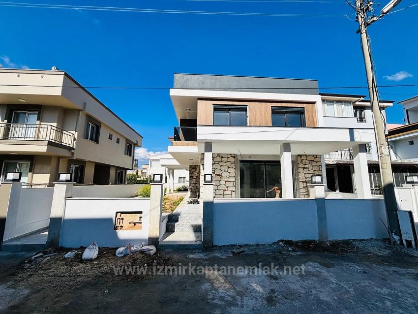 Doppelhaushälfte Zum Verkauf Im Stadtteil Payamlı, Seferihisar, İzmir, 300 M Vom Meer Entfernt, 3+1-Zimmer-Aufteilung.