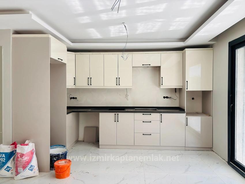 Doppelhaushälfte Zum Verkauf Im Stadtteil Payamlı, Seferihisar, İzmir, 300 M Vom Meer Entfernt, 3+1-Zimmer-Aufteilung.