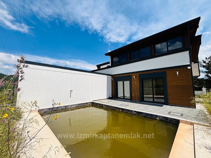 3+2 Ultra-Luxus-Doppelhaushälfte Mit Pool Zum Verkauf Im Viertel Kavakdere, Seferihisar, Izmir