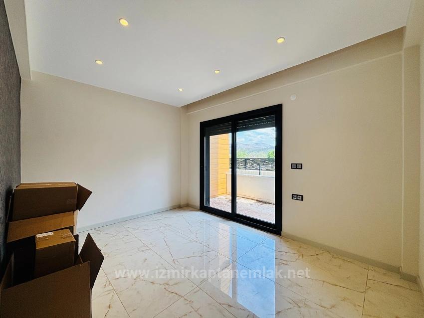 3+1 Ultra-Luxus-Doppelhaushälfte Mit Pool Zum Verkauf Im Viertel Kavakdere, Seferihisar, Izmir