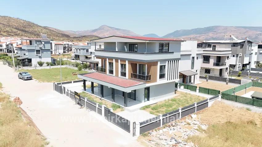 3+1-Zimmer Sommerhaus Zu verkaufen in Cumhuriyet Bz. Seferihisar Doğanbey - 125 m²
