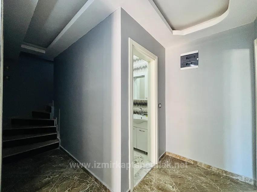In Seferihisar Çolak İbrahim Bey Mahallesi Befindet Sich Eine Wohnung Mit Separatem Eingang, 2+1 Doppelhaushälfte