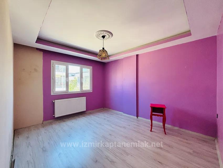 In Seferihisar Çolak İbrahim Bey Mahallesi Befindet Sich Eine Wohnung Mit Separatem Eingang, 2+1 Doppelhaushälfte