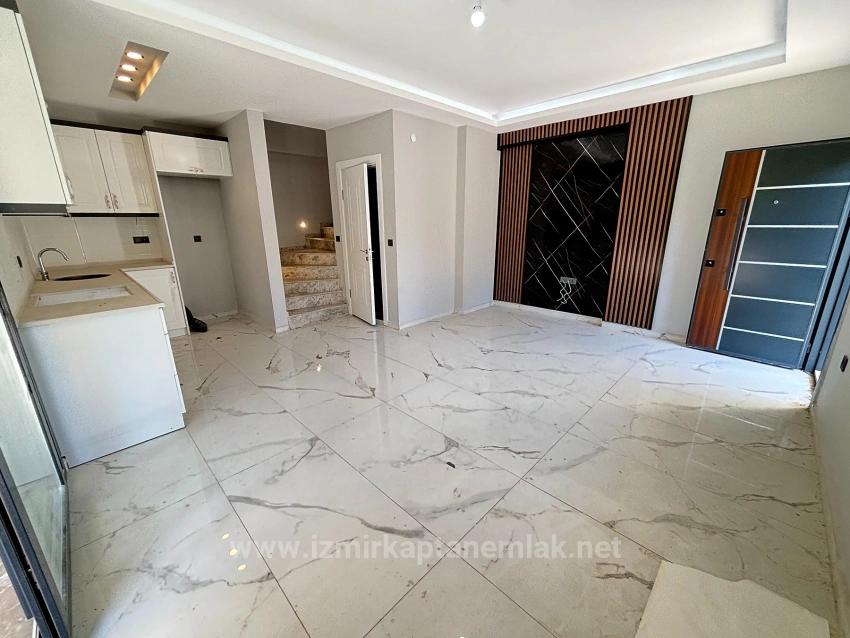 4+1-Zimmer-Villa Mit Garten In Seferihisar Doğanbey Zu Verkaufen, 400 Meter Vom Strand Entfernt