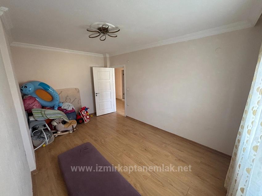 2+1-Zimmer-Wohnung Im Mittleren Stockwerk An Der Straße In Bengiler, Seferihisar