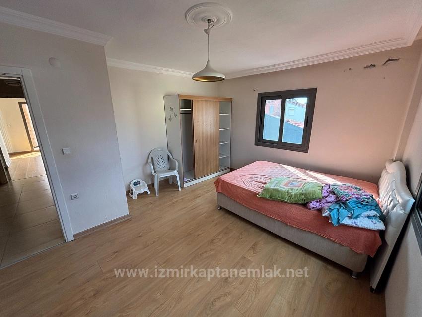 2+1-Zimmer-Wohnung Im Mittleren Stockwerk An Der Straße In Bengiler, Seferihisar