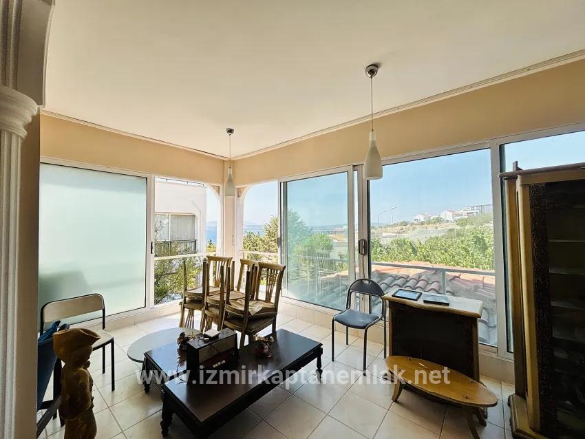 In der İzmir Seferihisar Tepecik Güneşli Kent Sitesi befindet sich eine vollständig mit Meerblick ausgestattete 4+2 zu verkaufende Villa