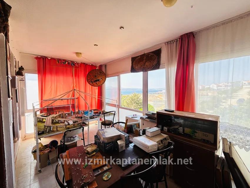 In der İzmir Seferihisar Tepecik Güneşli Kent Sitesi befindet sich eine vollständig mit Meerblick ausgestattete 4+2 zu verkaufende Villa