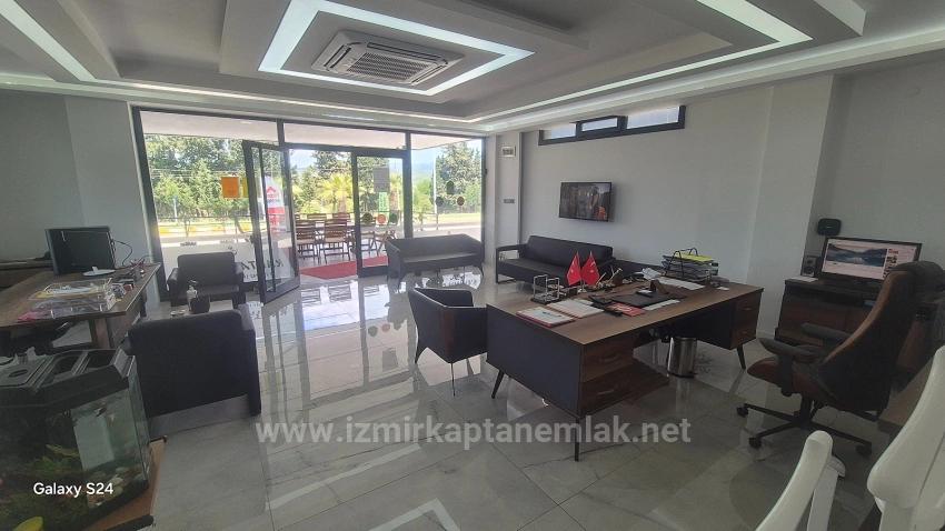 Ein Großer Coupon-Shop Steht Am Belebtesten Ort In Ürkmez Zum Verkauf.