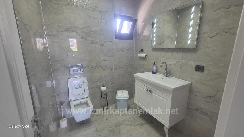 Ein Großer Coupon-Shop Steht Am Belebtesten Ort In Ürkmez Zum Verkauf.