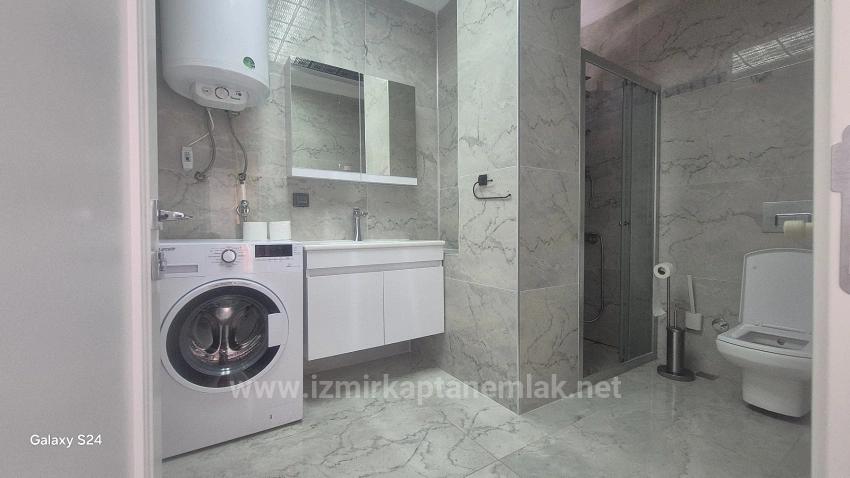 Ein Großer Coupon-Shop Steht Am Belebtesten Ort In Ürkmez Zum Verkauf.