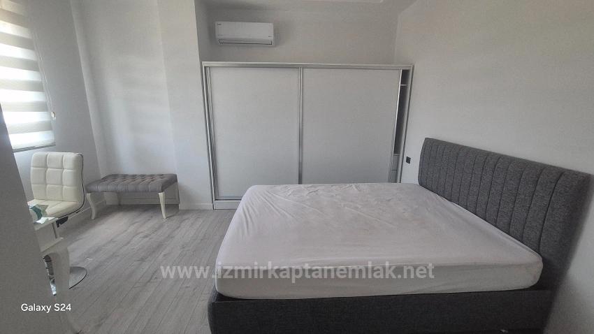 Ein Großer Coupon-Shop Steht Am Belebtesten Ort In Ürkmez Zum Verkauf.