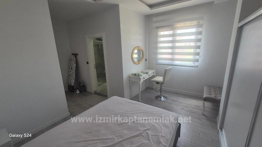 Ein Großer Coupon-Shop Steht Am Belebtesten Ort In Ürkmez Zum Verkauf.