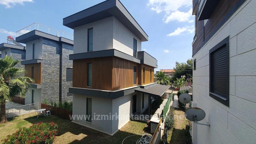 3+1 Villa Mit Pool Und Garten Am Meer In Seferihisar Payamlı Zu Verkaufen