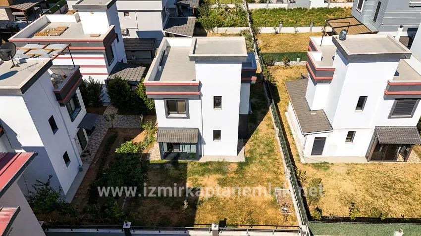 3+1-Zimmer Sommerhaus Zu verkaufen in Cumhuriyet Bz. Seferihisar Doğanbey - 180 m²