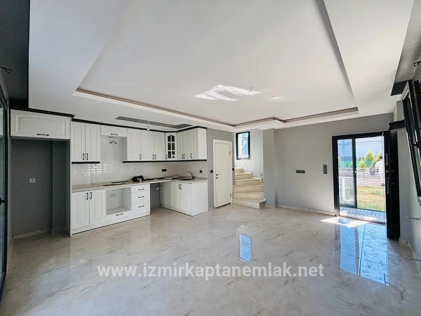 3+1-Zimmer Sommerhaus Zu verkaufen in Cumhuriyet Bz. Seferihisar Doğanbey - 180 m²