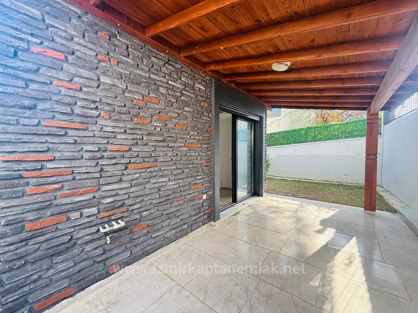 Villa Mit 4+1 Schlafzimmern Und Meerblick Sowie Eigentumswohnung In Seferihisar Doğanbey Zu Verkaufen