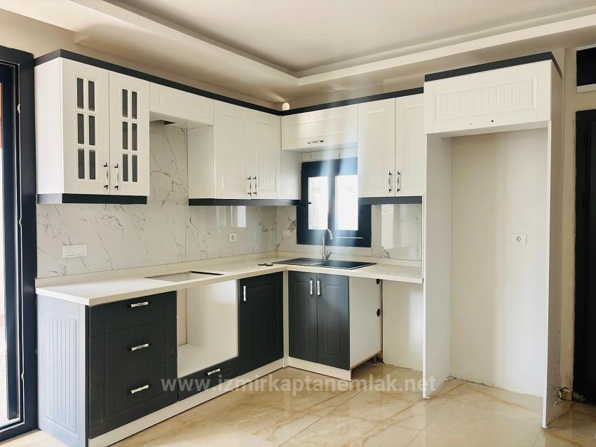 Villa Mit 4+1 Schlafzimmern Und Meerblick Sowie Eigentumswohnung In Seferihisar Doğanbey Zu Verkaufen