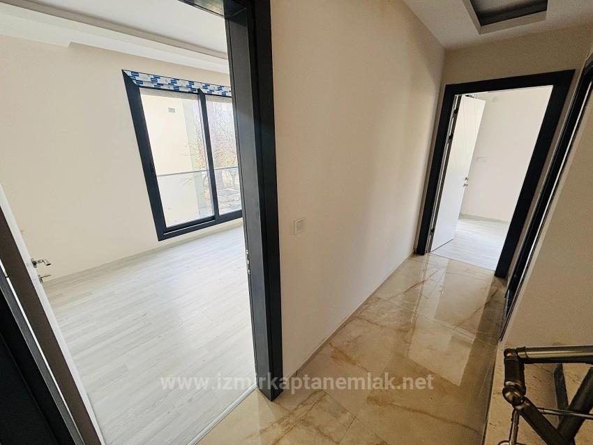 Villa Mit 4+1 Schlafzimmern Und Meerblick Sowie Eigentumswohnung In Seferihisar Doğanbey Zu Verkaufen