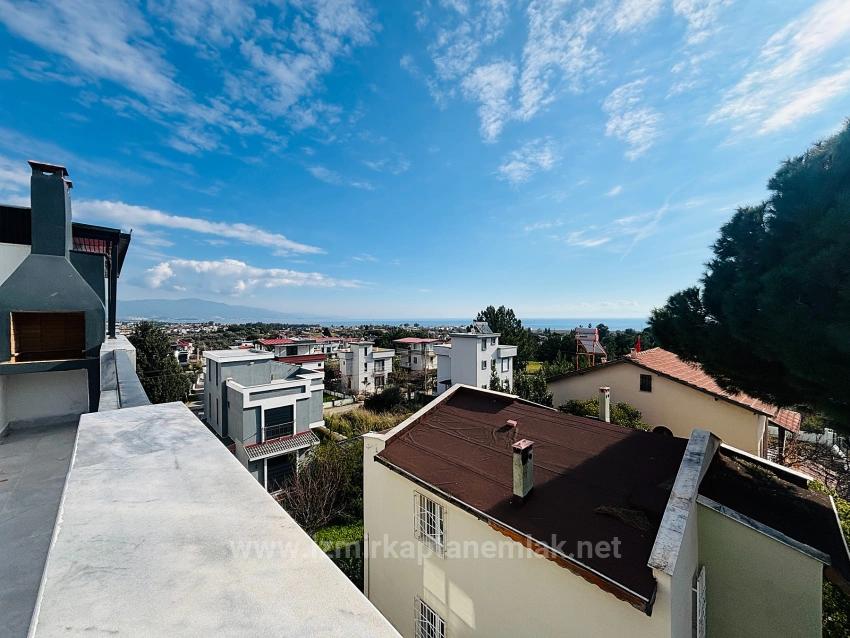 Villa Mit 4+1 Schlafzimmern Und Meerblick Sowie Eigentumswohnung In Seferihisar Doğanbey Zu Verkaufen
