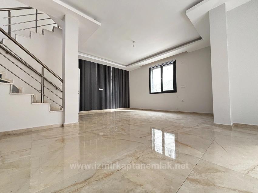 Villa Mit 4+1 Schlafzimmern Und Meerblick Sowie Eigentumswohnung In Seferihisar Doğanbey Zu Verkaufen