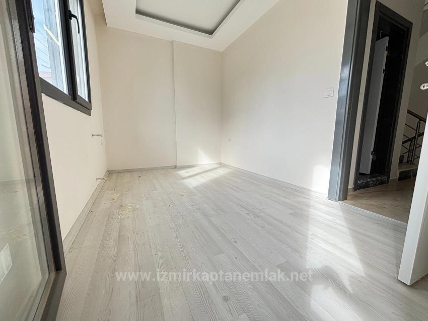 Villa Mit 4+1 Schlafzimmern Und Meerblick Sowie Eigentumswohnung In Seferihisar Doğanbey Zu Verkaufen