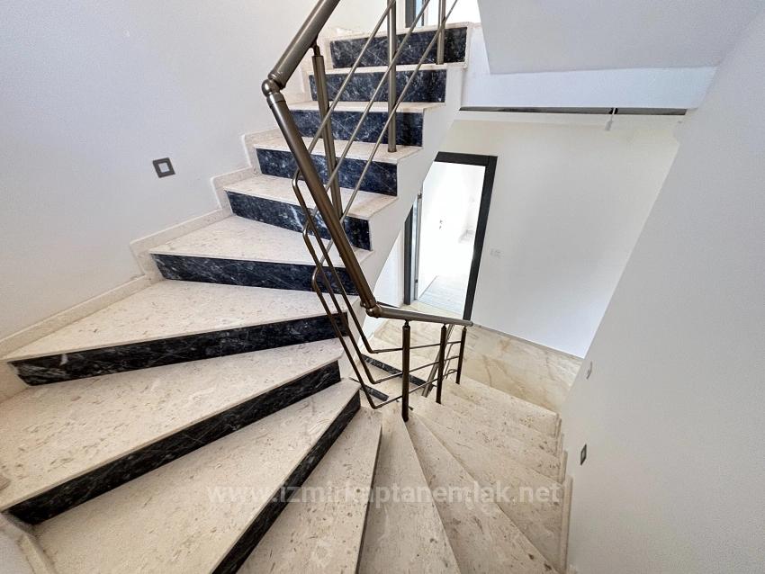 Villa Mit 4+1 Schlafzimmern Und Meerblick Sowie Eigentumswohnung In Seferihisar Doğanbey Zu Verkaufen