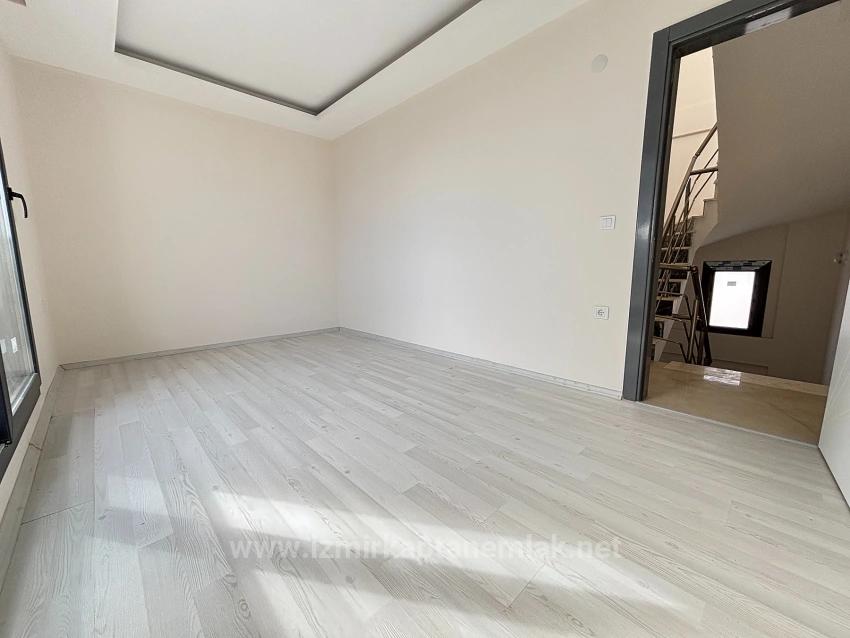 Villa Mit 4+1 Schlafzimmern Und Meerblick Sowie Eigentumswohnung In Seferihisar Doğanbey Zu Verkaufen