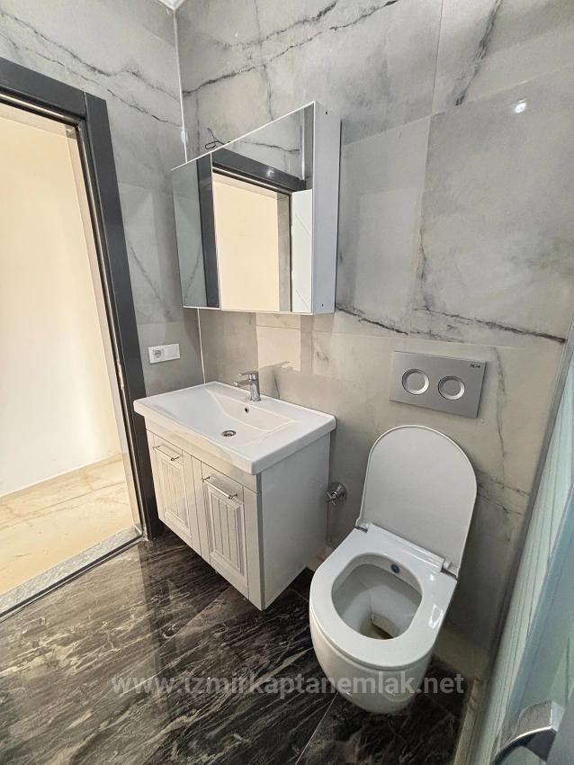 Villa Mit 4+1 Schlafzimmern Und Meerblick Sowie Eigentumswohnung In Seferihisar Doğanbey Zu Verkaufen