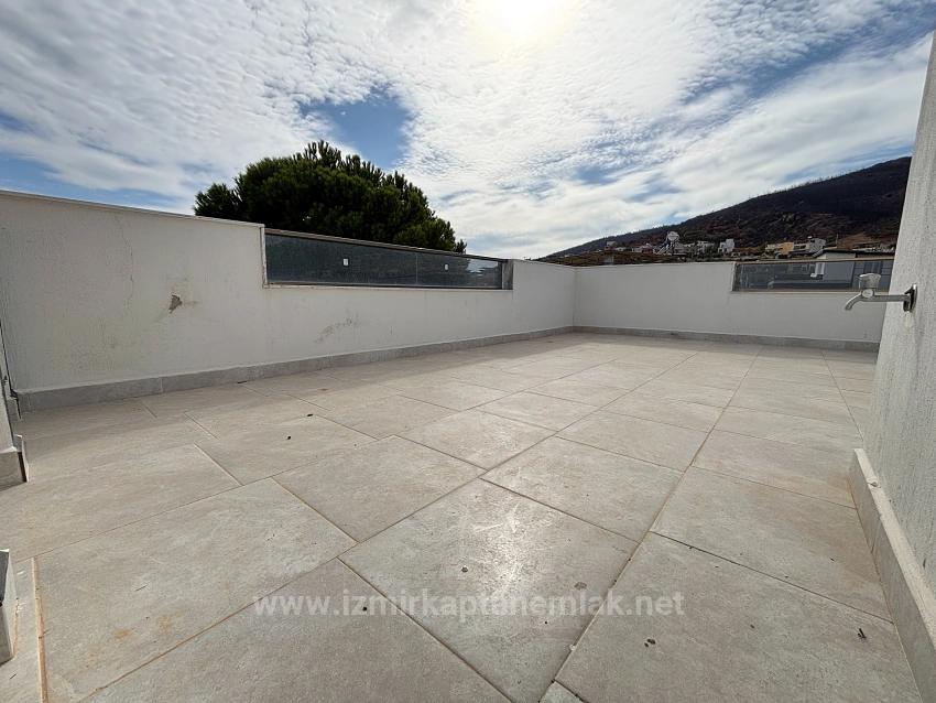 Villa Mit 4+1 Schlafzimmern Und Meerblick Sowie Eigentumswohnung In Seferihisar Doğanbey Zu Verkaufen