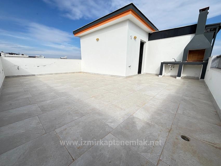 Villa Mit 4+1 Schlafzimmern Und Meerblick Sowie Eigentumswohnung In Seferihisar Doğanbey Zu Verkaufen