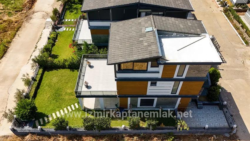4+1-Zimmer Sommerhaus Zu verkaufen in Payamlı Bz. Seferihisar Doğanbey - 300 m²